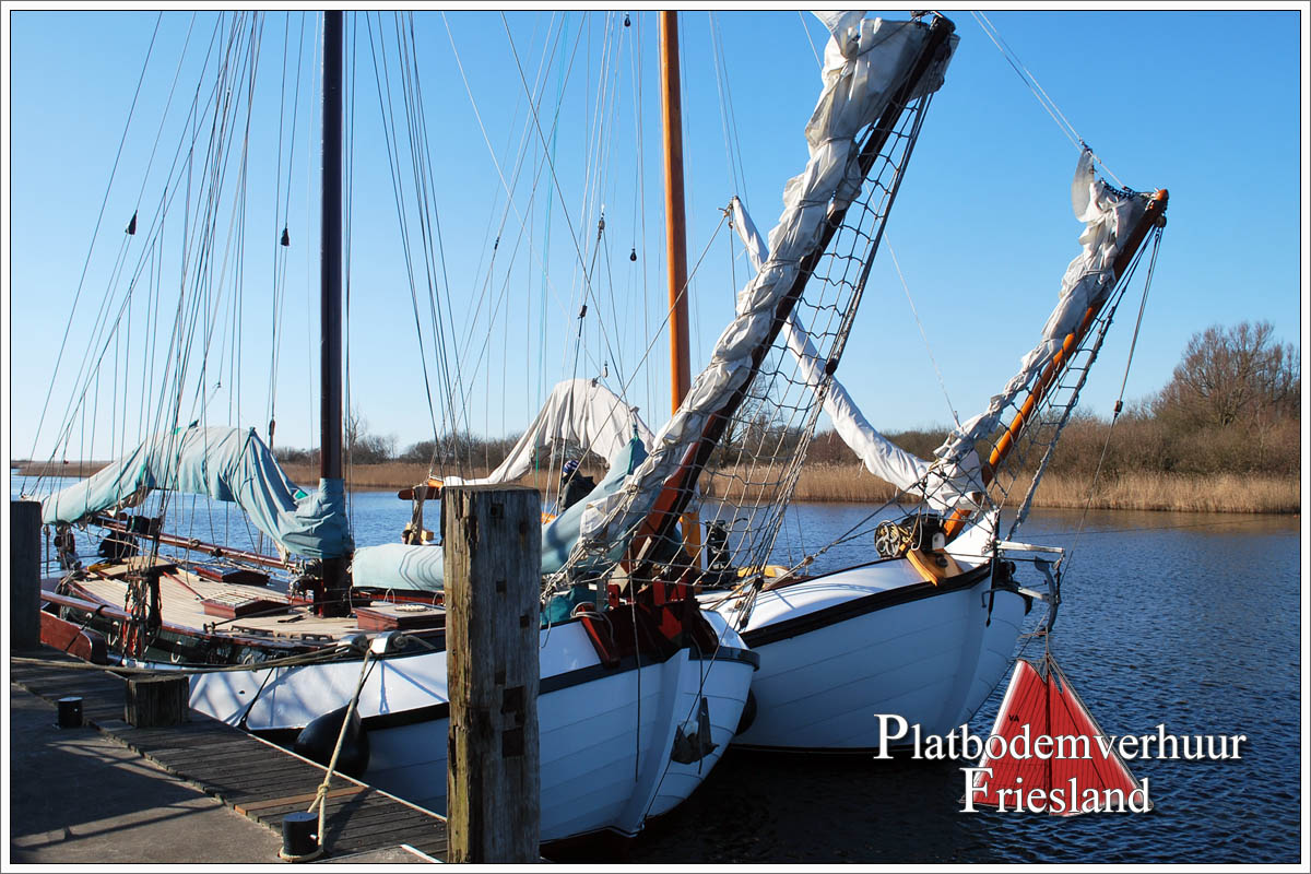 Lemsteraak VROUWE FRANCISKA und Vissermanaak KIKKERKONING  Tankstelle Makkum