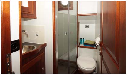 Aaltje Engelina Bad mit Dusche, WC und Waschbecken