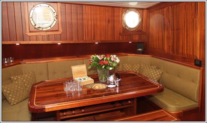 Aaltje Engelina Küche und Salon hinten