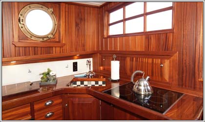 Aaltje Engelina Küche und Salon hinten