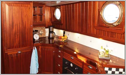 Aaltje Engelina Küche und Salon hinten